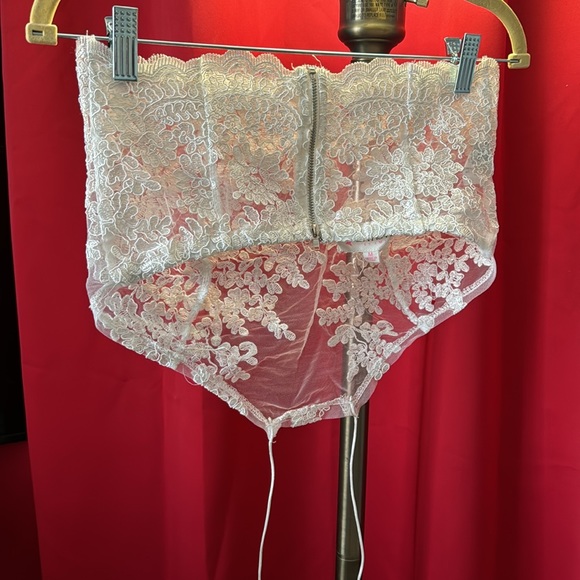 Two pieces  white and cream size medium - Picture 5 of 6